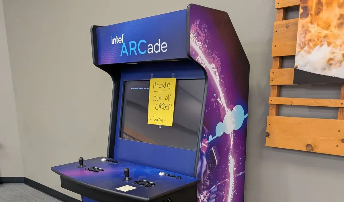 Intel showed off an ARCade arcade machine with an Arc A770 GPU, but it doesn’t work