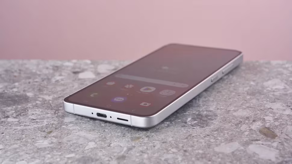 New details about Samsung Galaxy S25 FE: LTPO screen and improved battery