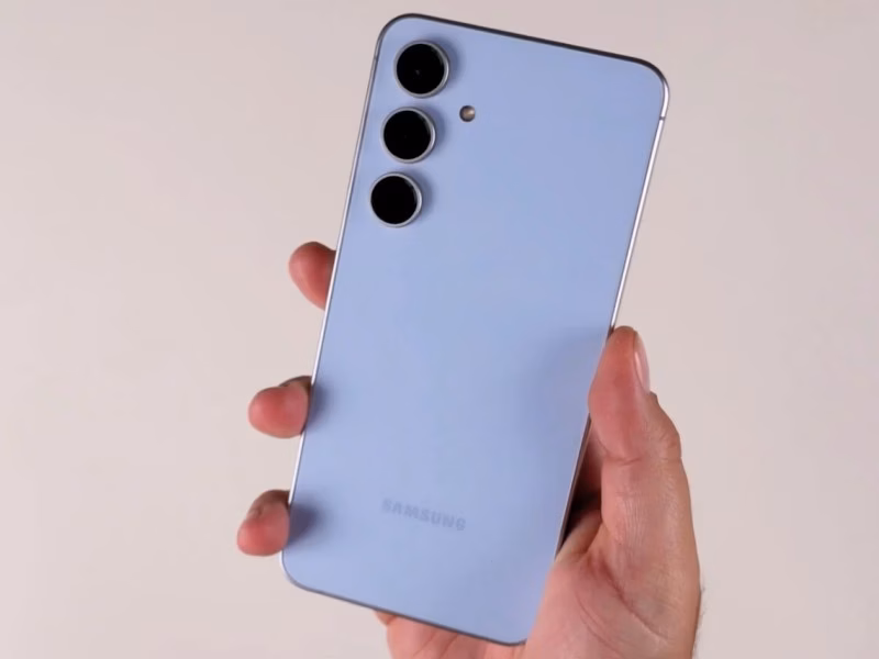 Samsung Galaxy S25 FE revealed for the first time in a real photo
