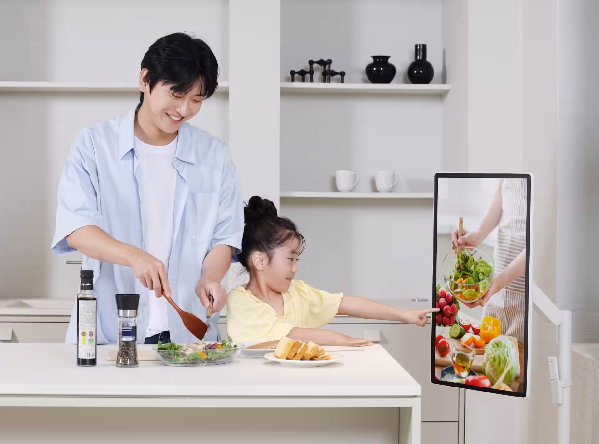 Samsung unveils The Moving Style 3 portable TV samsung the moving style wireless portable touchscreen tv 04 1 1920x1422 1