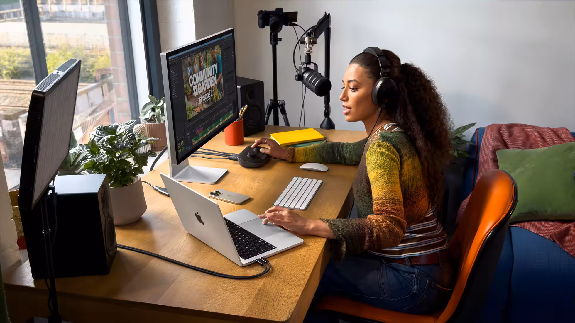 MacBook Pro 14 with M5 chip: leap in AI, faster SSD and up to 24 hours of runtime 4 apple macbook pro 14 in lifestyle podcast