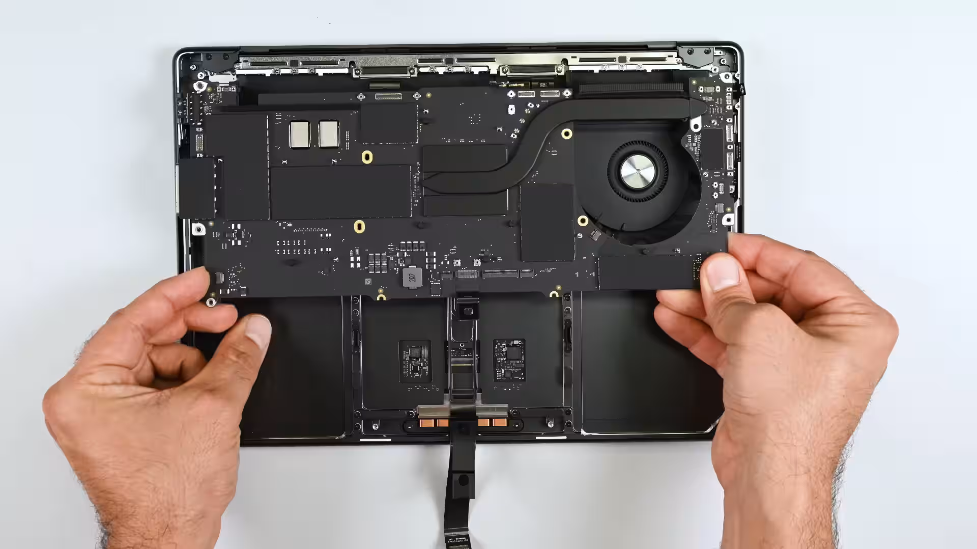 iFixit experts criticize MacBook Pro on M5 in repairability assessment 3 macbook pro m5 ifixit 6