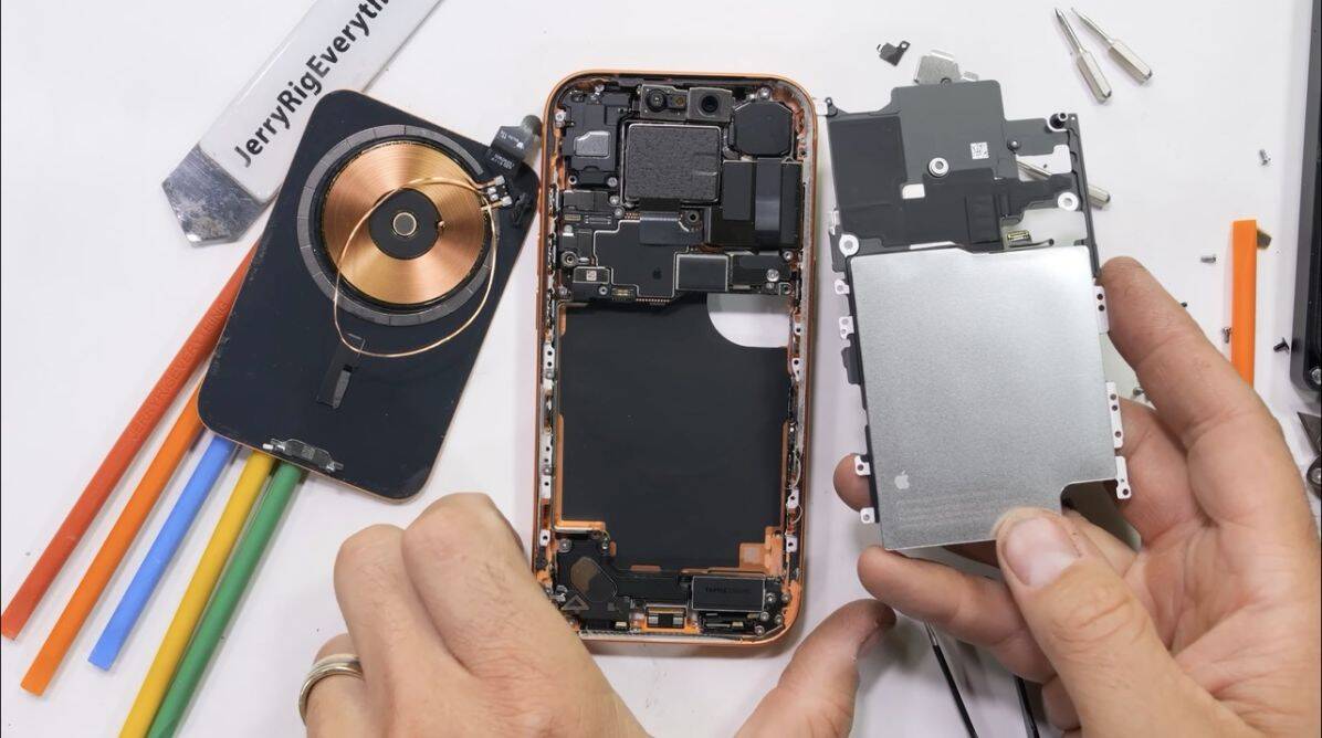 A post-mortem of the iPhone 17 Pro reveals an improved cooling system and a simple battery swap